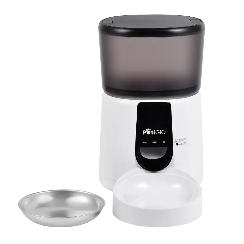Biało-czarny automatyczny podajnik karmy dla zwierząt Petigio z dwiema miskami. Jedna ze stali nierdzewnej, druga z białego plastiku.