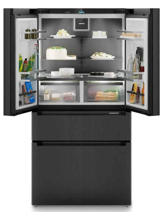 Schwarzer Kühlschrank mit offenen Türen, zeigt Regale mit Essen und Getränken. Kuchen, Gemüse und verpackte Artikel sind sichtbar.