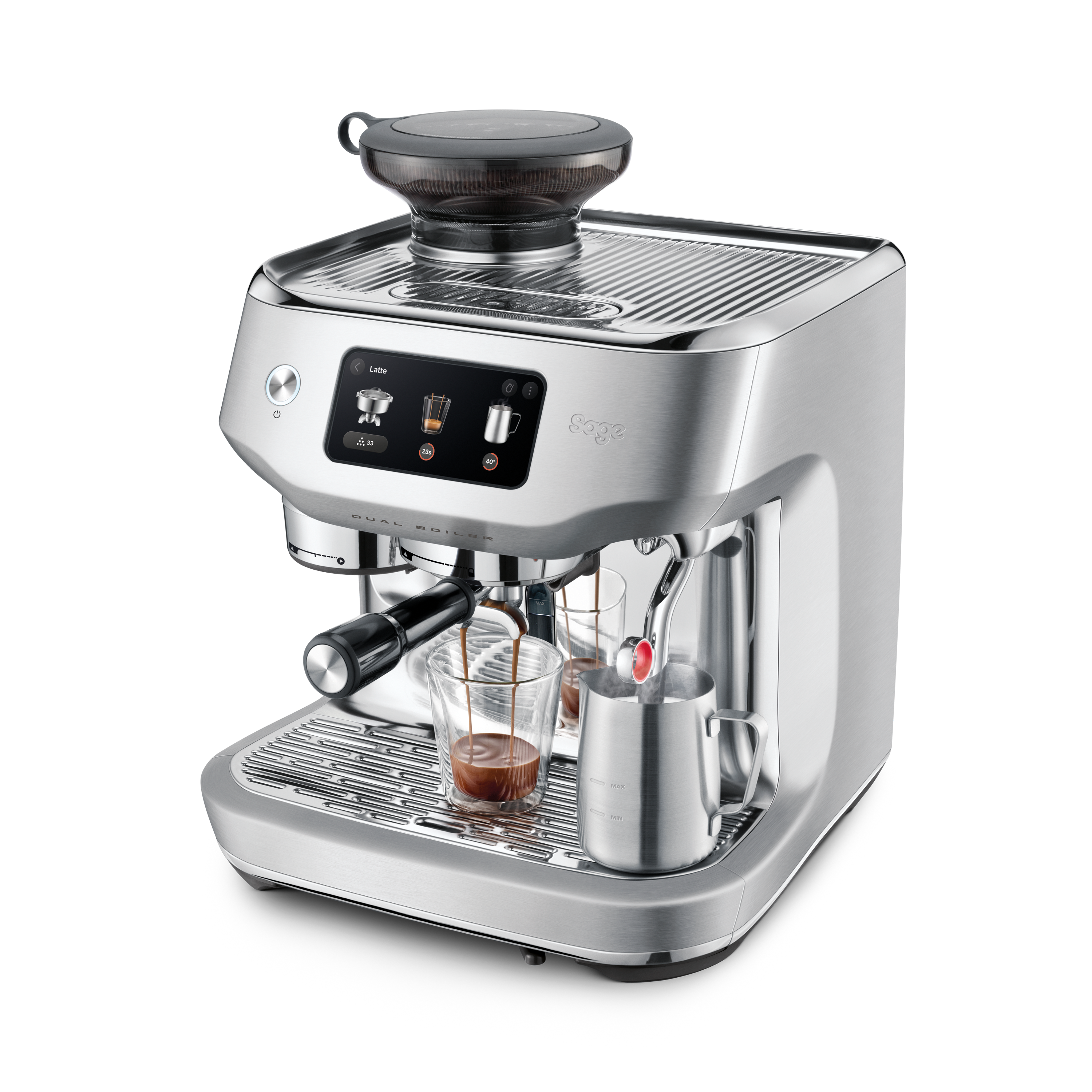 Eine silberne Espressomaschine mit Mahlwerk, ein Glas Kaffee, das gefüllt wird, und ein Milchschaumkännchen.