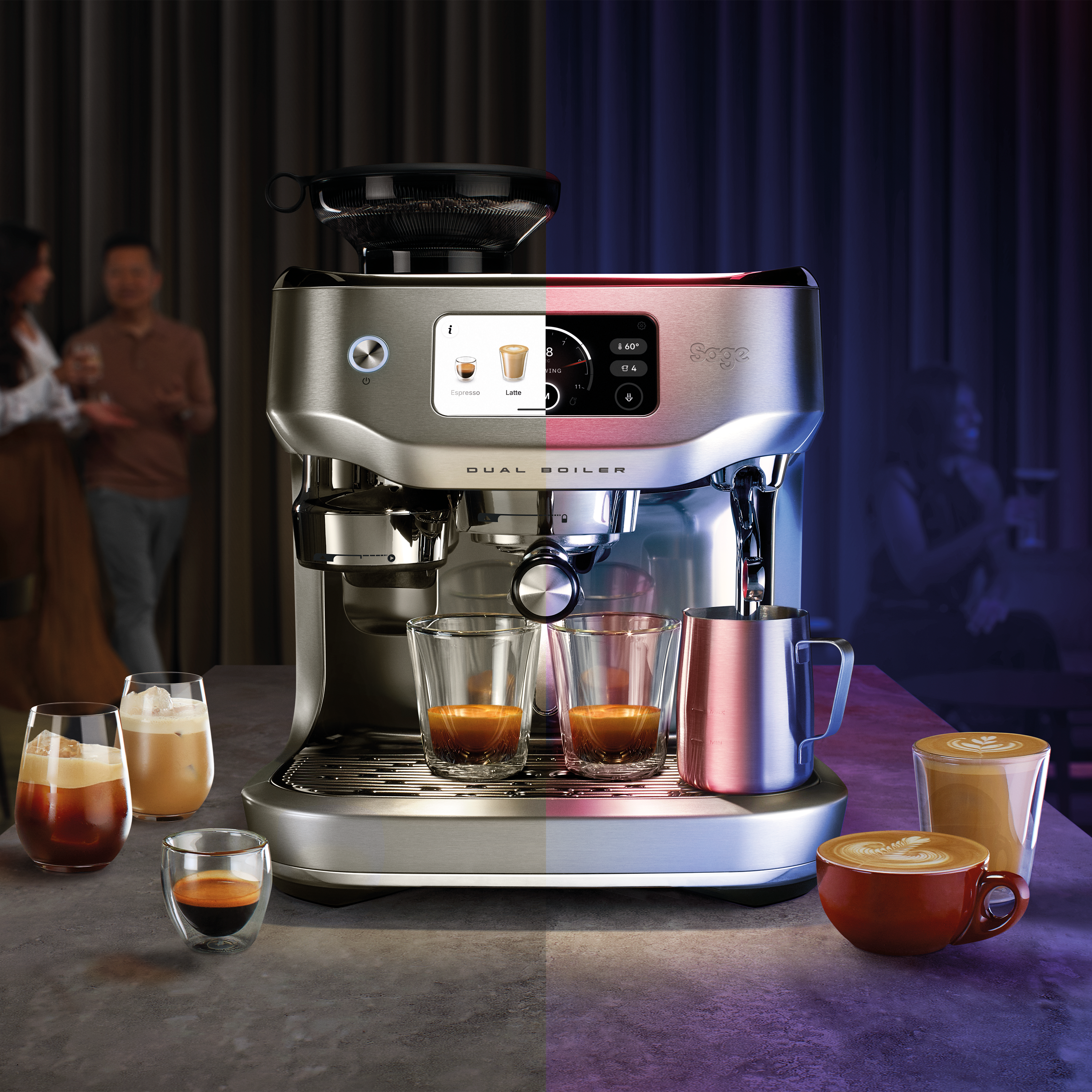 Espressomaschine mit Kaffeegetränken. Personen im Hintergrund. Verschiedene Kaffeegetränke in Gläsern auf einem Tisch.