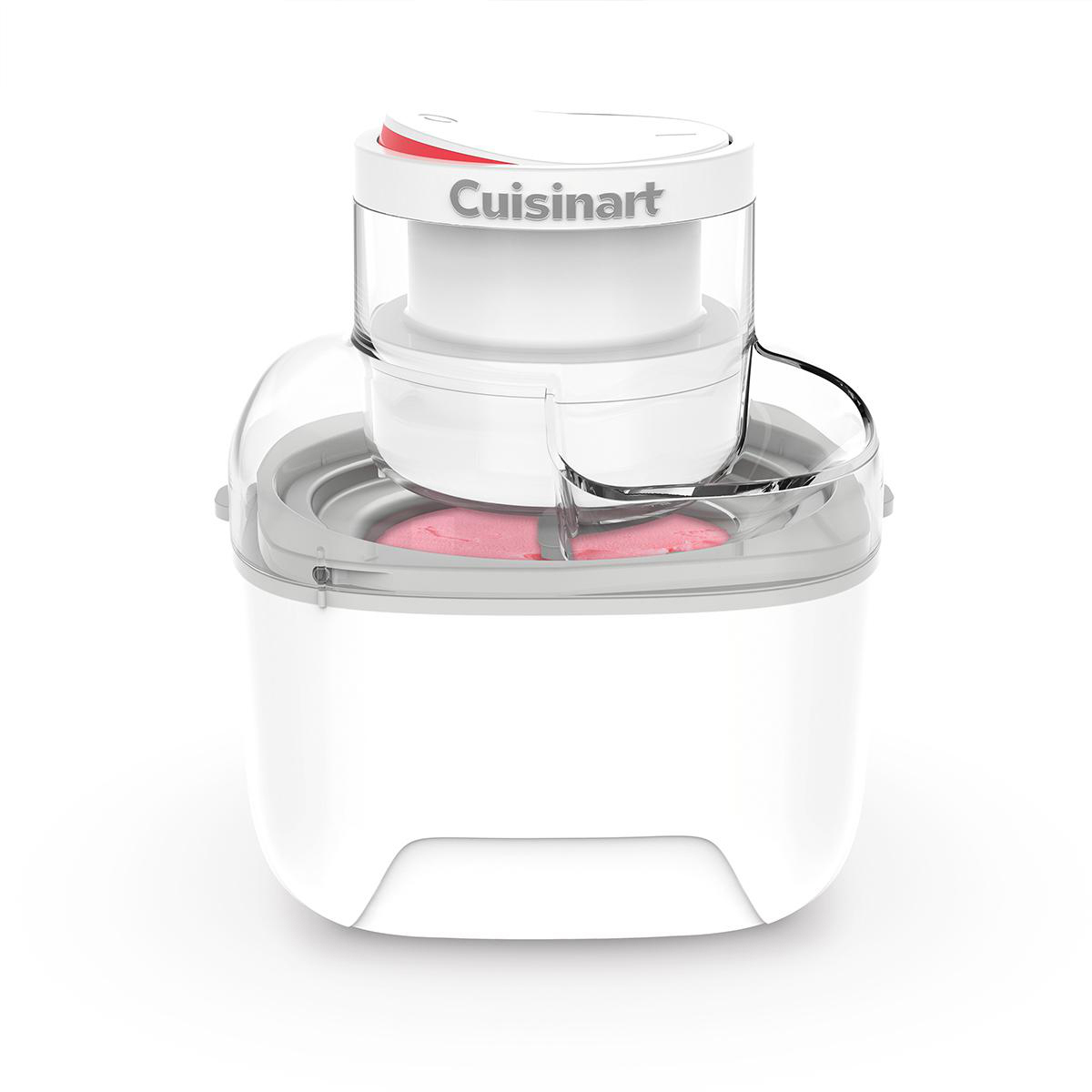 Ein weißer Cuisinart-Eismaschine mit klarem Deckel. Rosa Eiscreme ist innen sichtbar. Die Maschine steht auf einer weißen Oberfläche.