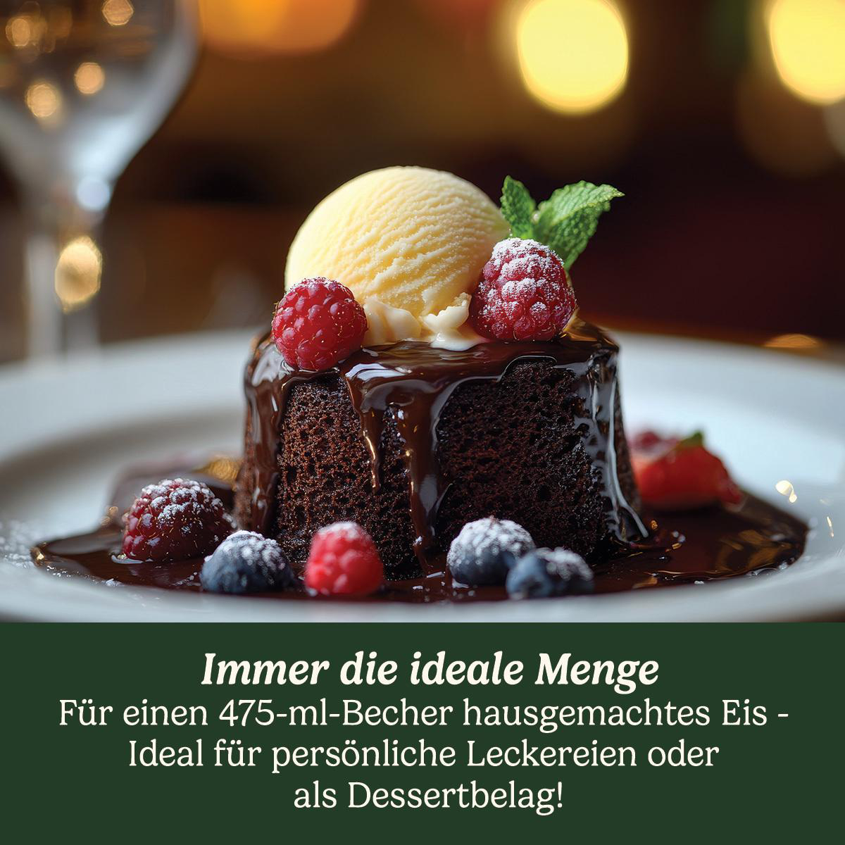 Schokoladenkuchen mit Eis und Beeren, auf einem weißen Teller. Dessert mit Schokoladensauce. Text unten auf Deutsch.