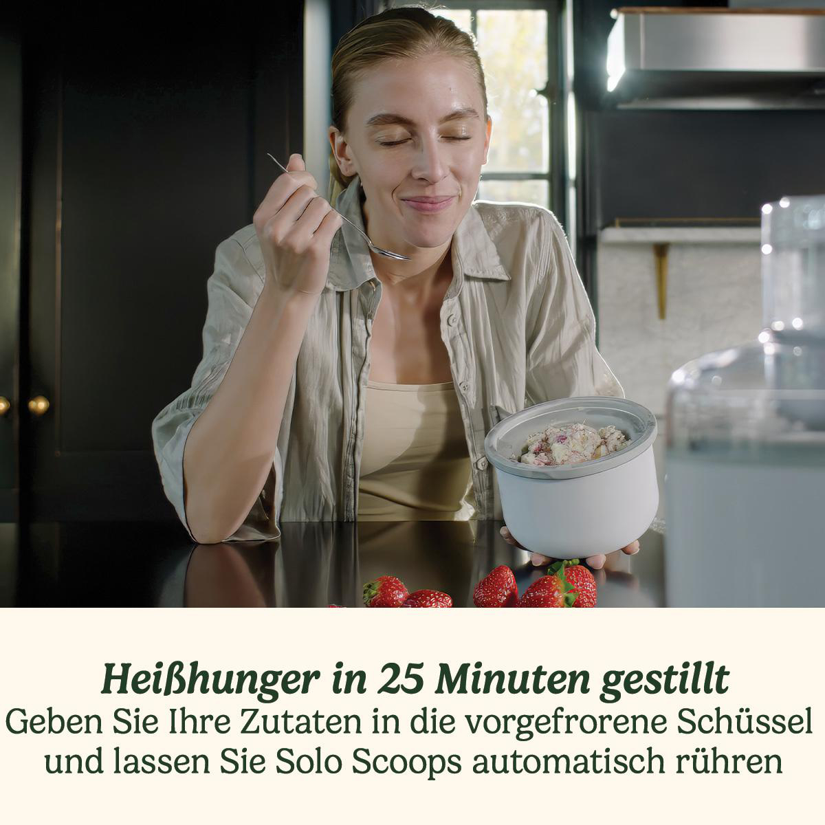 Frau isst Dessert aus einer Schüssel, Erdbeeren davor. Sie ist in einer Küche und hält einen Löffel. Der Text unten sagt, es ist ein schneller Genuss.