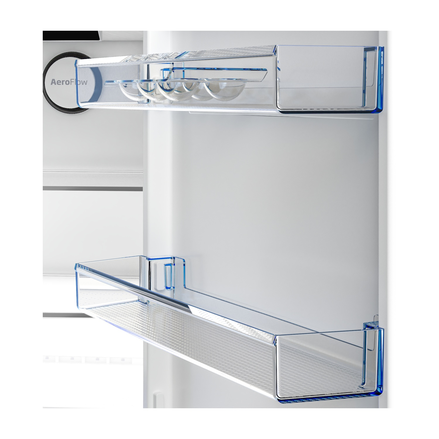 All'interno di un frigorifero, ripiani trasparenti con accenti blu. Il ripiano superiore contiene piccole ciotole. Logo AeroFlow visibile.