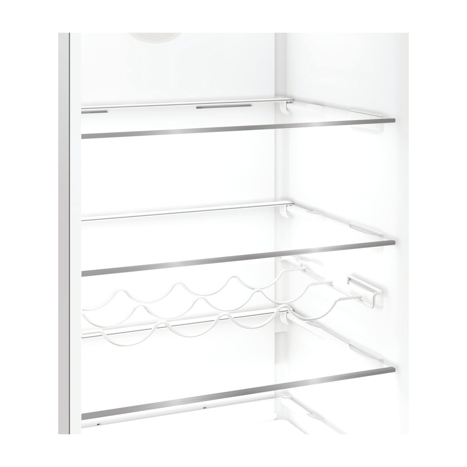 All'interno di un frigorifero bianco: sono visibili ripiani in vetro, un portabottiglie e supporti metallici. L'interno è vuoto e pulito.