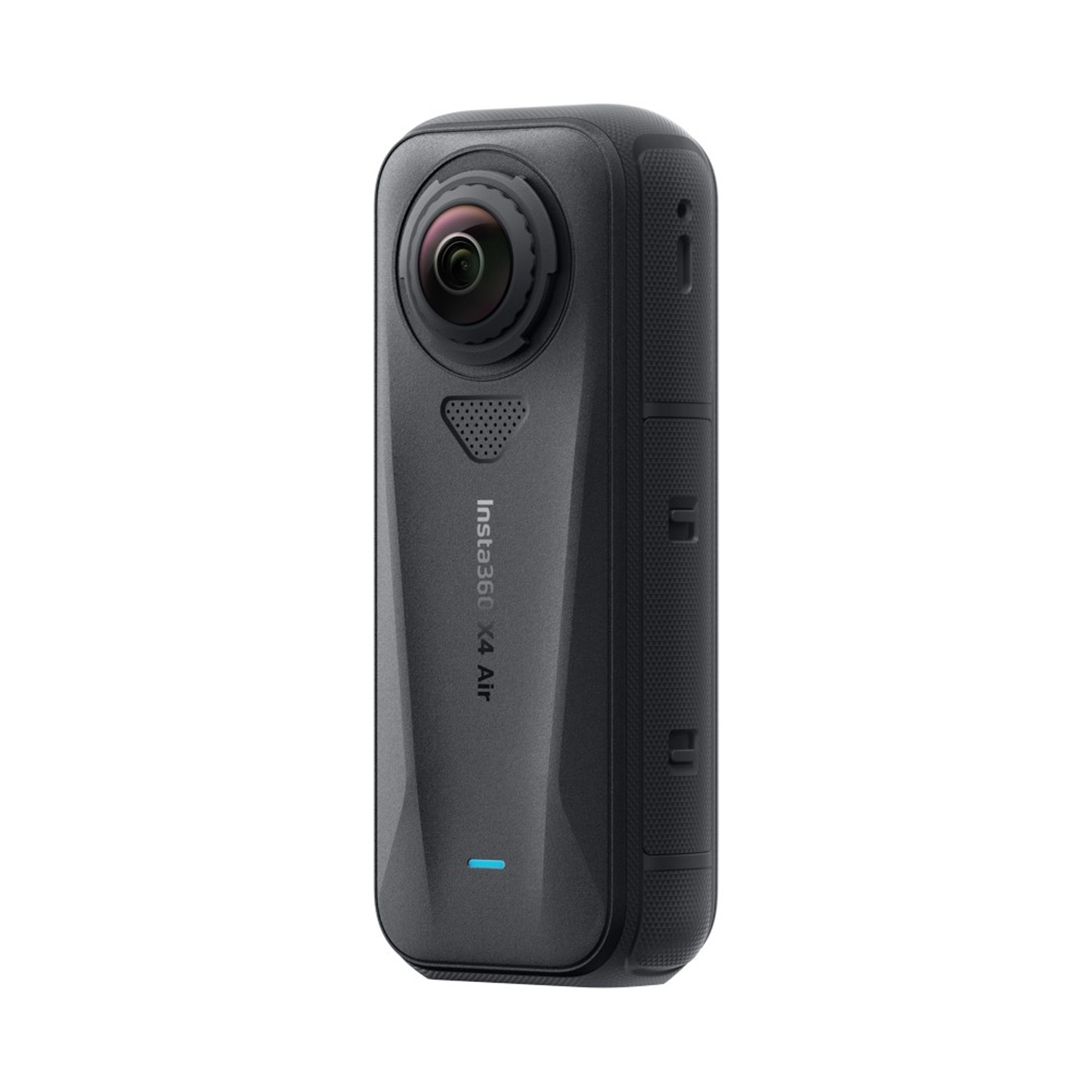 Una fotocamera nera Insta360 X4 Air. Ha un obiettivo, un piccolo altoparlante e una luce blu in basso. Lo sfondo è bianco.