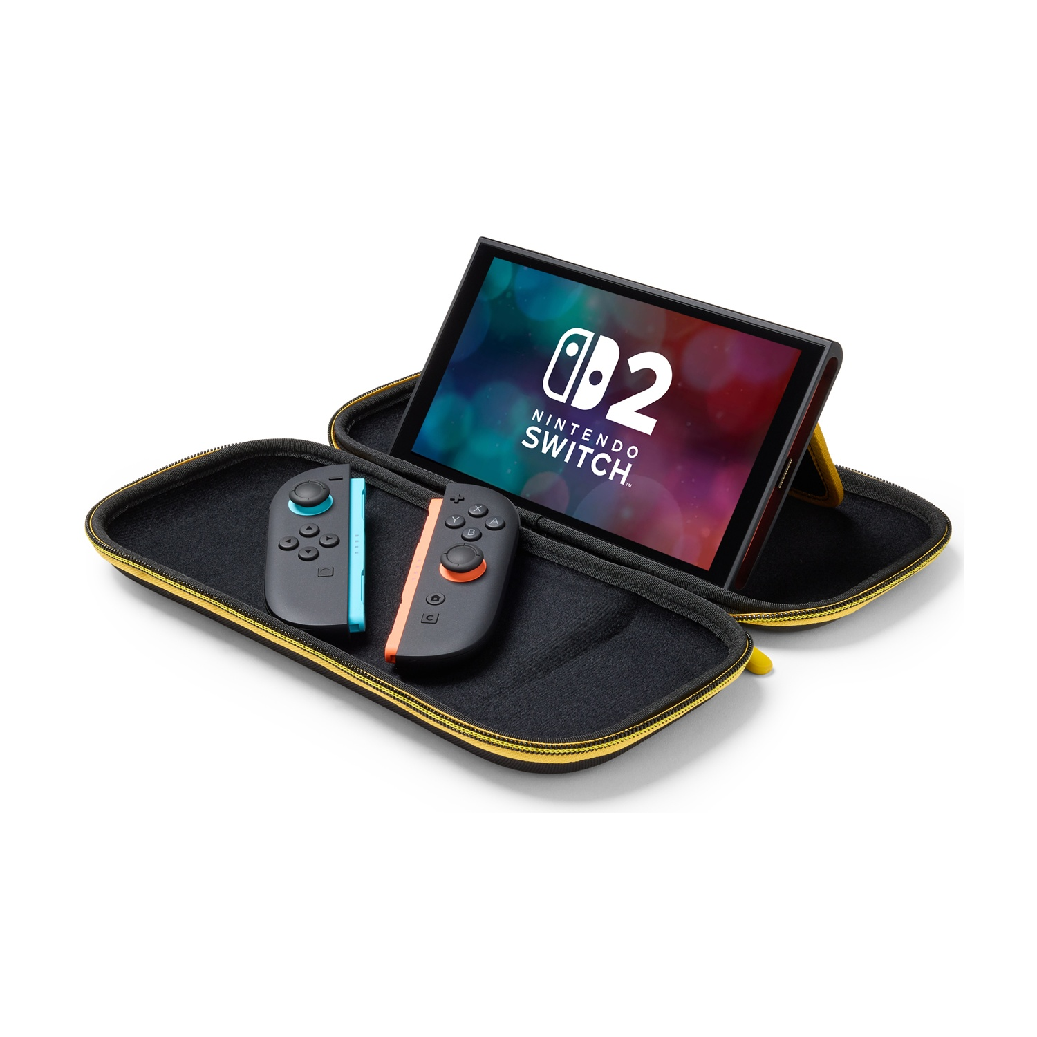 Console Nintendo Switch in una custodia. Lo schermo mostra il logo Switch. Due controller a sinistra. La custodia ha una cerniera gialla.