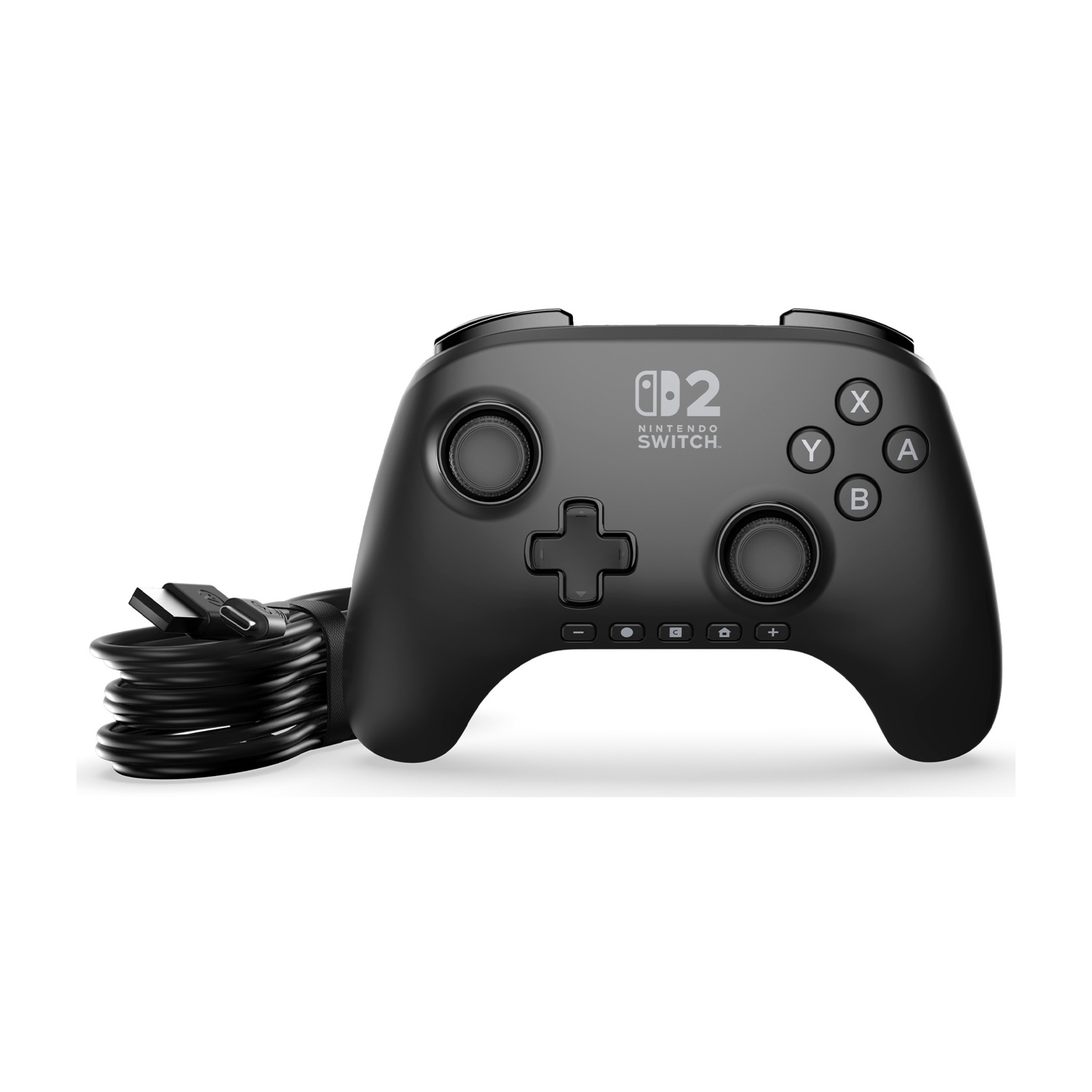 Un controller Pro per Nintendo Switch nero con cavo. Ha i pulsanti: X, Y, A, B e un D-pad. È su sfondo bianco.