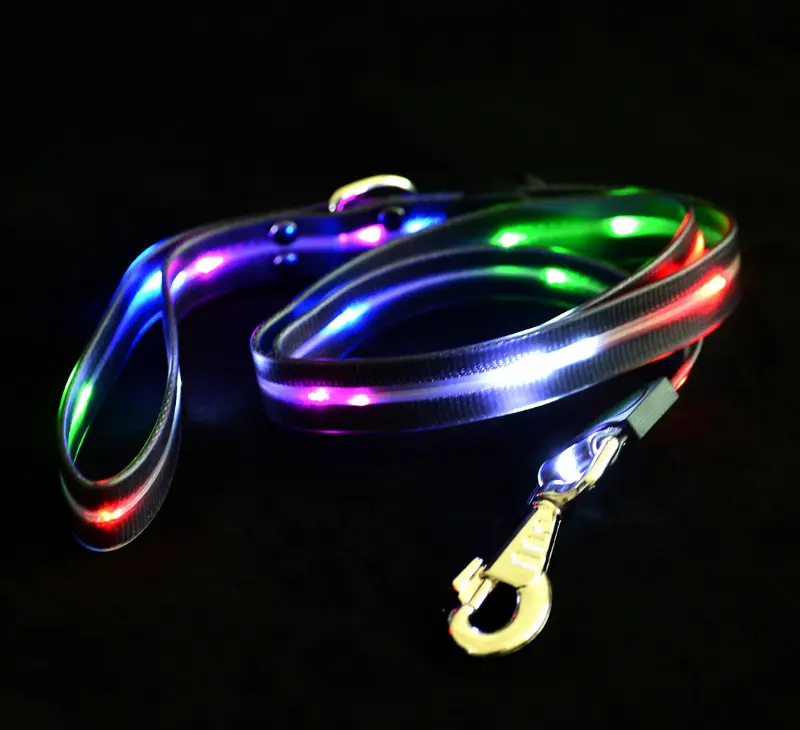 Świecąca smycz dla psa z diodami LED w kolorze niebieskim, zielonym i czerwonym. Ma metalowy zatrzask i uchwyt, na czarnym tle.