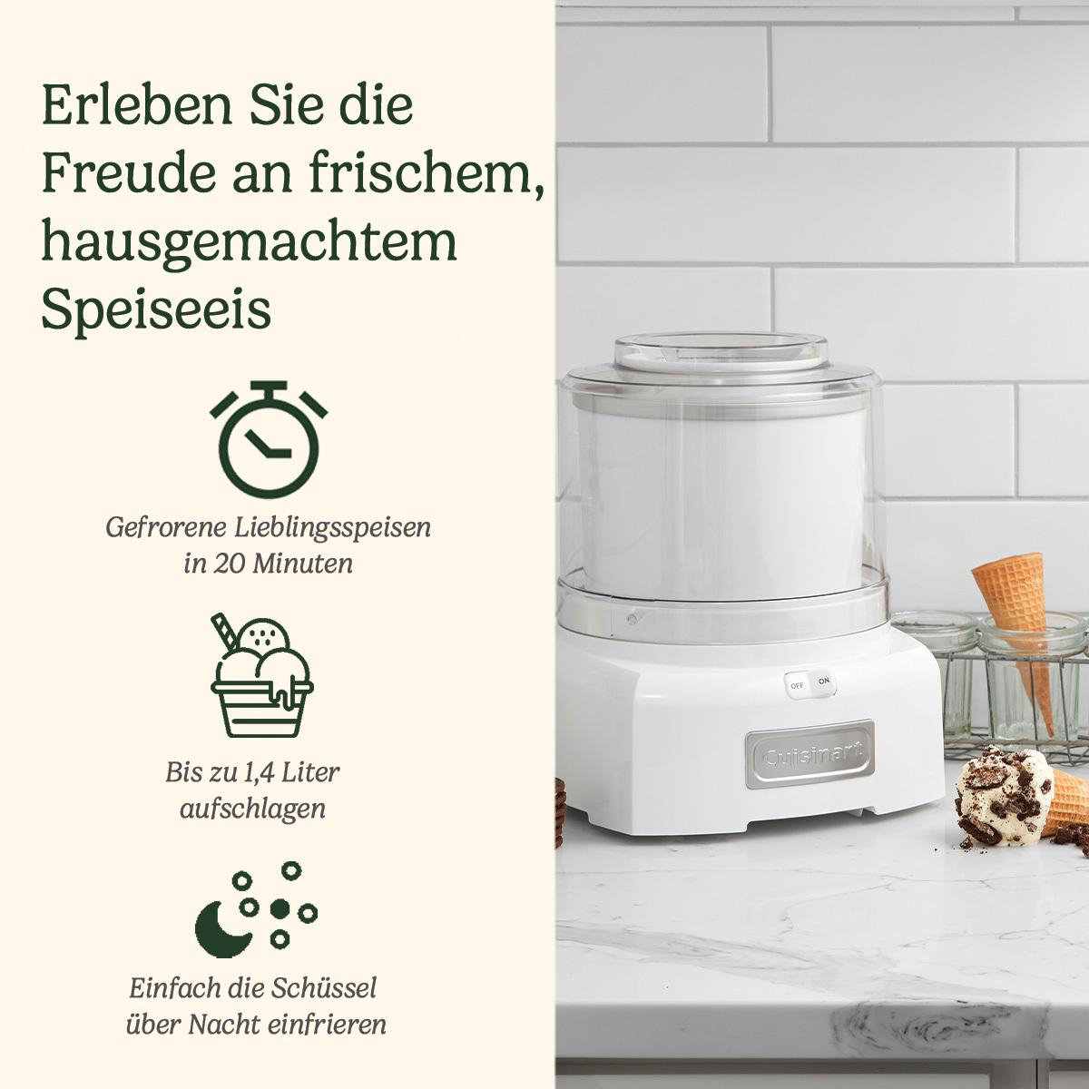 Ein weißer Cuisinart-Eismaschine steht auf einer Arbeitsplatte. Daneben liegen eine Eistüte und Waffelhörnchen. Der Hintergrund ist eine weiße Kachelwand.