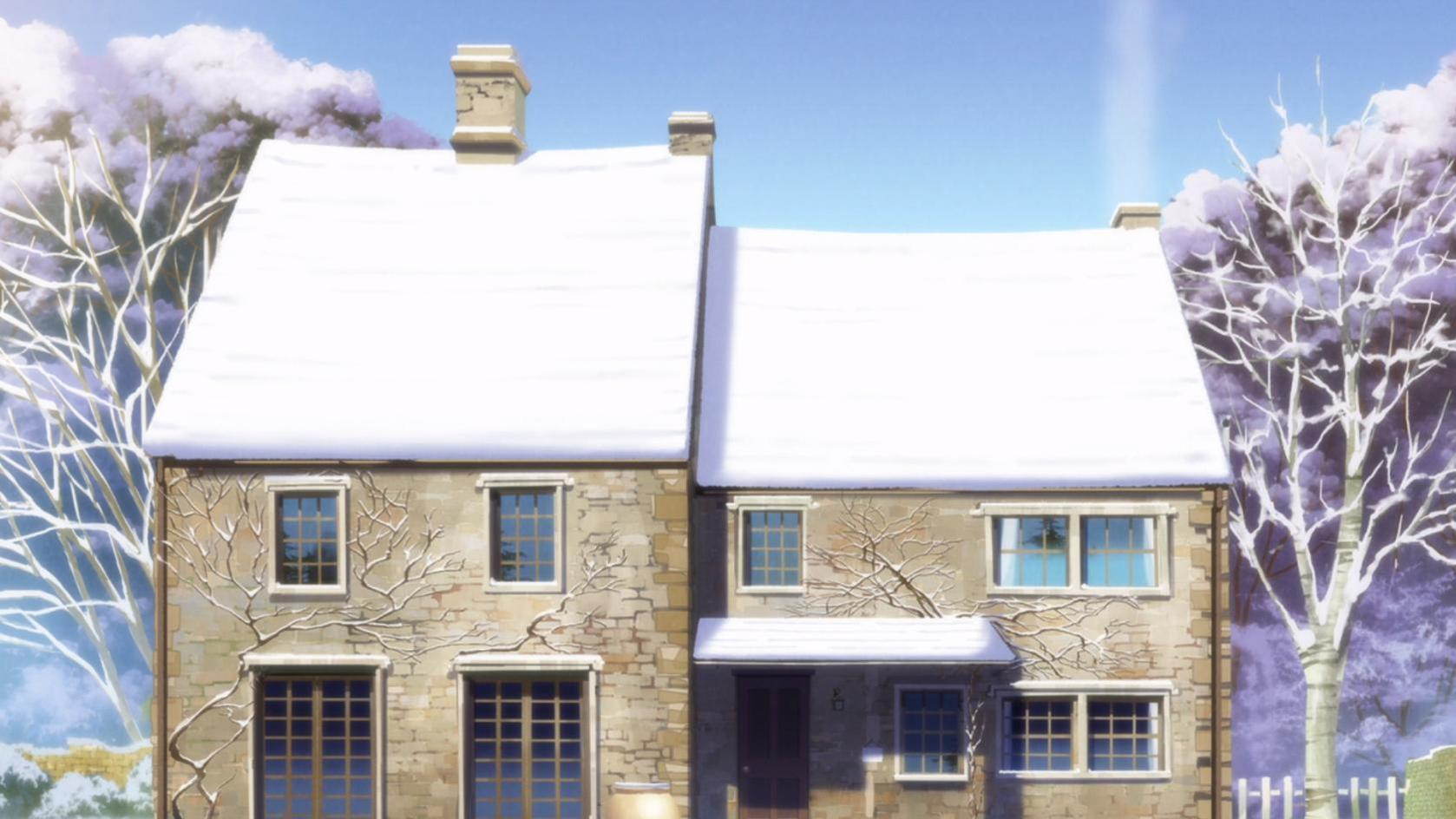 Ein schneebedecktes Haus mit zwei Schornsteinen. Kahle Bäume flankieren das Haus. Klarer blauer Himmel. Das Haus hat mehrere Fenster.