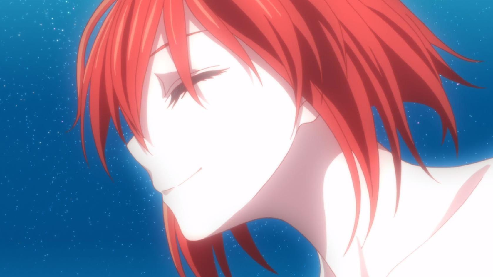 Anime-Figur mit roten Haaren, geschlossenen Augen und einem sanften Lächeln vor blauem Sternenhimmel.