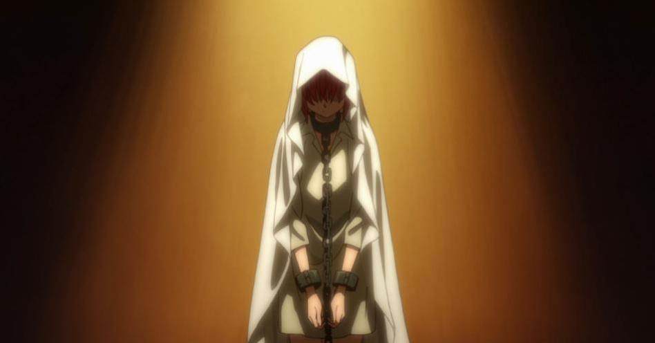 Ein Anime-Charakter in einem weißen Kapuzenmantel mit Ketten an Handgelenken und Hals, im Rampenlicht. Der Hintergrund ist orange.