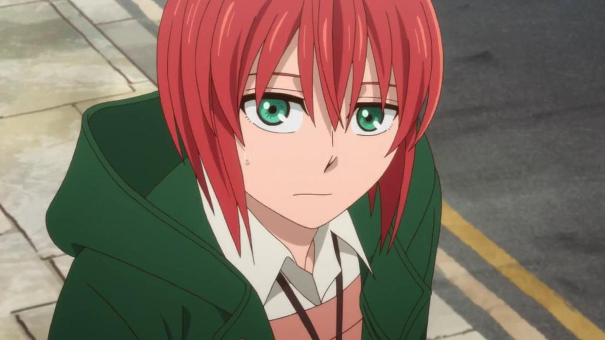 Anime-Figur mit rotem Haar und grünen Augen, trägt eine grüne Kapuzenjacke und ein weißes Hemd, sieht etwas traurig aus.