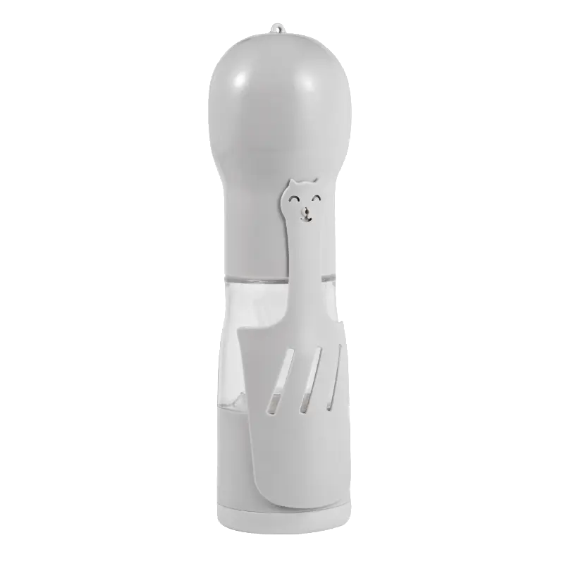 Szara łopatka do kuwety w kształcie kota przymocowana do butelki z wodą. Łopatka ma trzy szczeliny i kocią twarz na uchwycie.