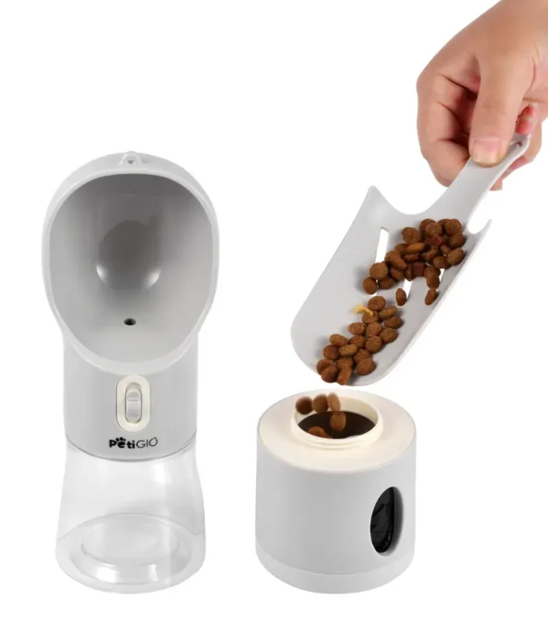 Osoba wsypuje karmę dla psów z miarki do pojemnika. Jest też butelka na wodę dla zwierząt.