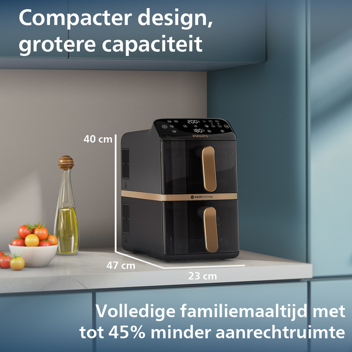 Een zwarte Philips airfryer met gouden accenten. Een kom met tomaten en een fles olie staan op het aanrecht. Afmetingen worden getoond.