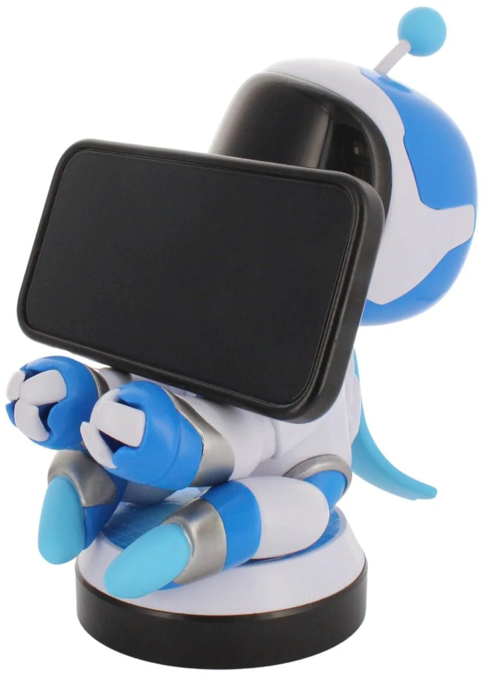 Egy robotra emlékeztető figura egy fekete téglalapot tart. Kék-fehér dizájnja futurisztikus esztétikát idéz.