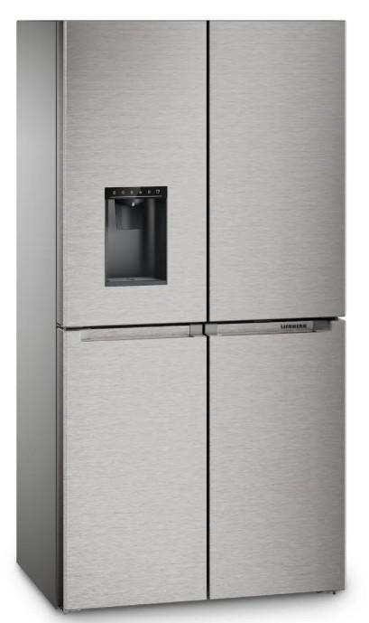 Ein Edelstahlkühlschrank mit vier Türen. Er hat einen Wasserspender. Der Markenname Liebherr ist auf der unteren Tür sichtbar.