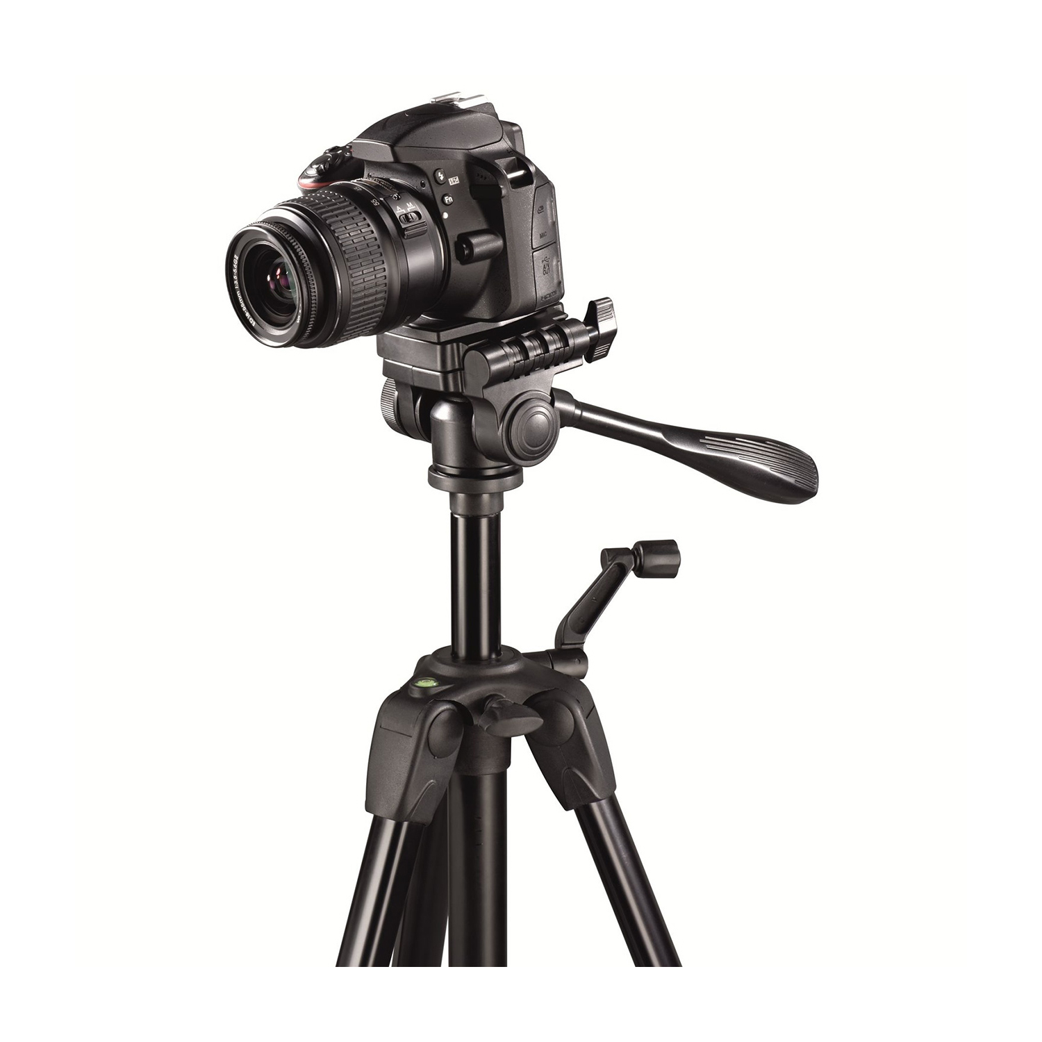 Una fotocamera DSLR nera è montata su un treppiede. L'obiettivo della fotocamera è rivolto a sinistra. Le gambe del treppiede sono divaricate e lo sfondo è bianco.