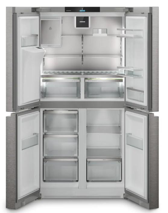 Ein Edelstahlkühlschrank mit geöffneten Türen, der Regale, Schubladen und Innenbeleuchtung zeigt. Die Türen sind geöffnet, um das Innere zu zeigen.