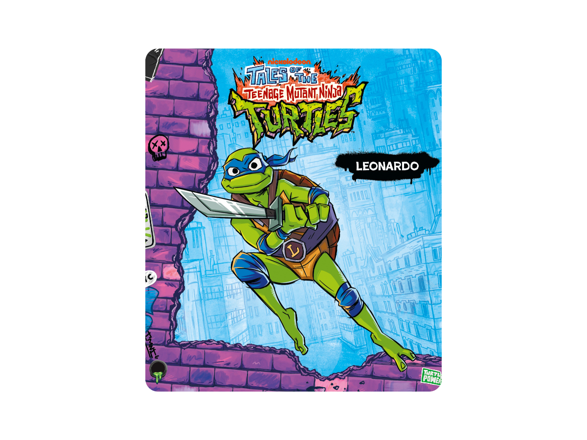 Leonardo, Teenage Mutant Ninja Turtle, hält ein Katana. Im Hintergrund eine Stadt und eine Ziegelmauer. Logo oben.