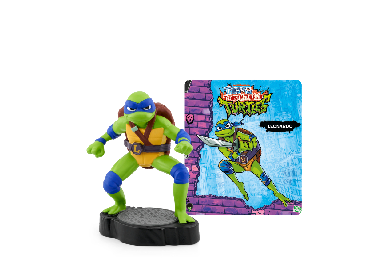 Eine Teenage Mutant Ninja Turtle-Figur von Leonardo, mit einer Karte, die ihn zeigt. Er ist grün mit blauer Maske und hält ein Schwert.