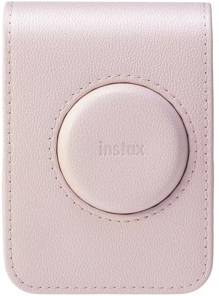 Világos rózsaszín bőr tok Instax kamerához. Egy kör alakú fedele van Instax logóval és varrási részletekkel.