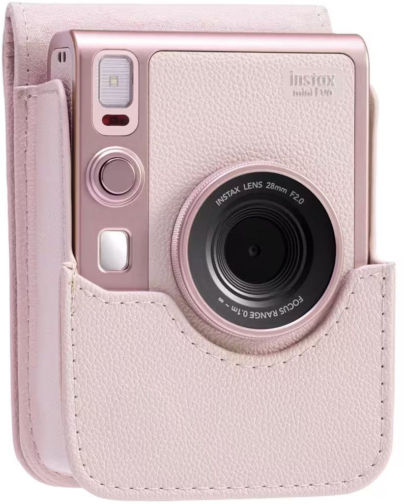 Egy rózsaszín Instax Mini Evo kamera egy hozzá illő rózsaszín bőrtokban. A kamerán objektív és gombok vannak. A tok elöl nyitott.