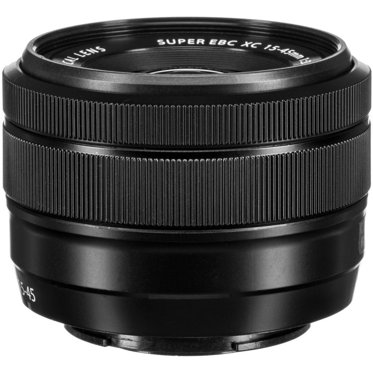 Egy fekete kameraobjektív 'SUPER EBC XC 15-45mm' felirattal. Bordázott részekkel rendelkezik. Az objektív fehér háttéren van.