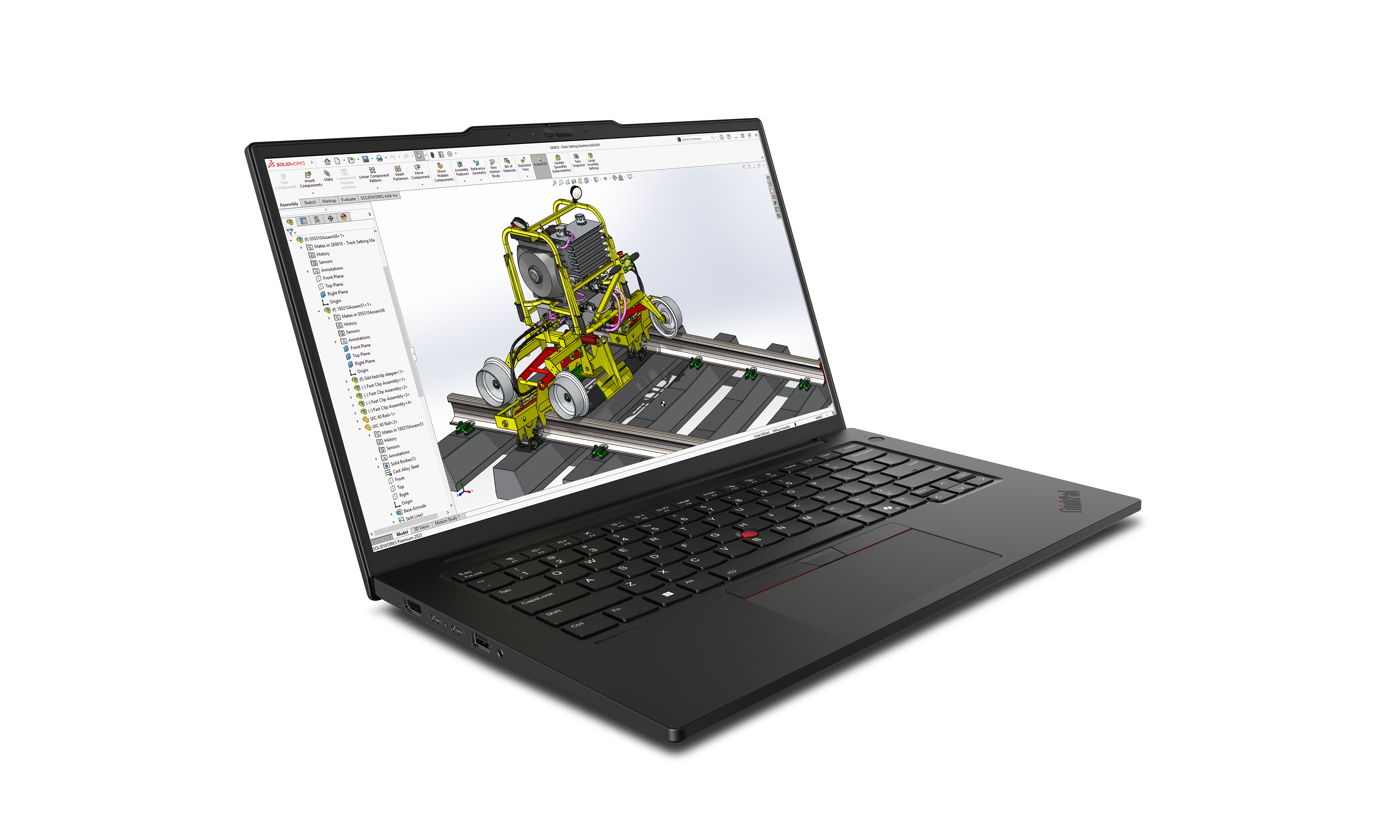 Laptop zeigt ein 3D-Modell einer gelb-schwarzen Maschine auf einer Schiene. Schwarzer Laptop auf weißem Grund.