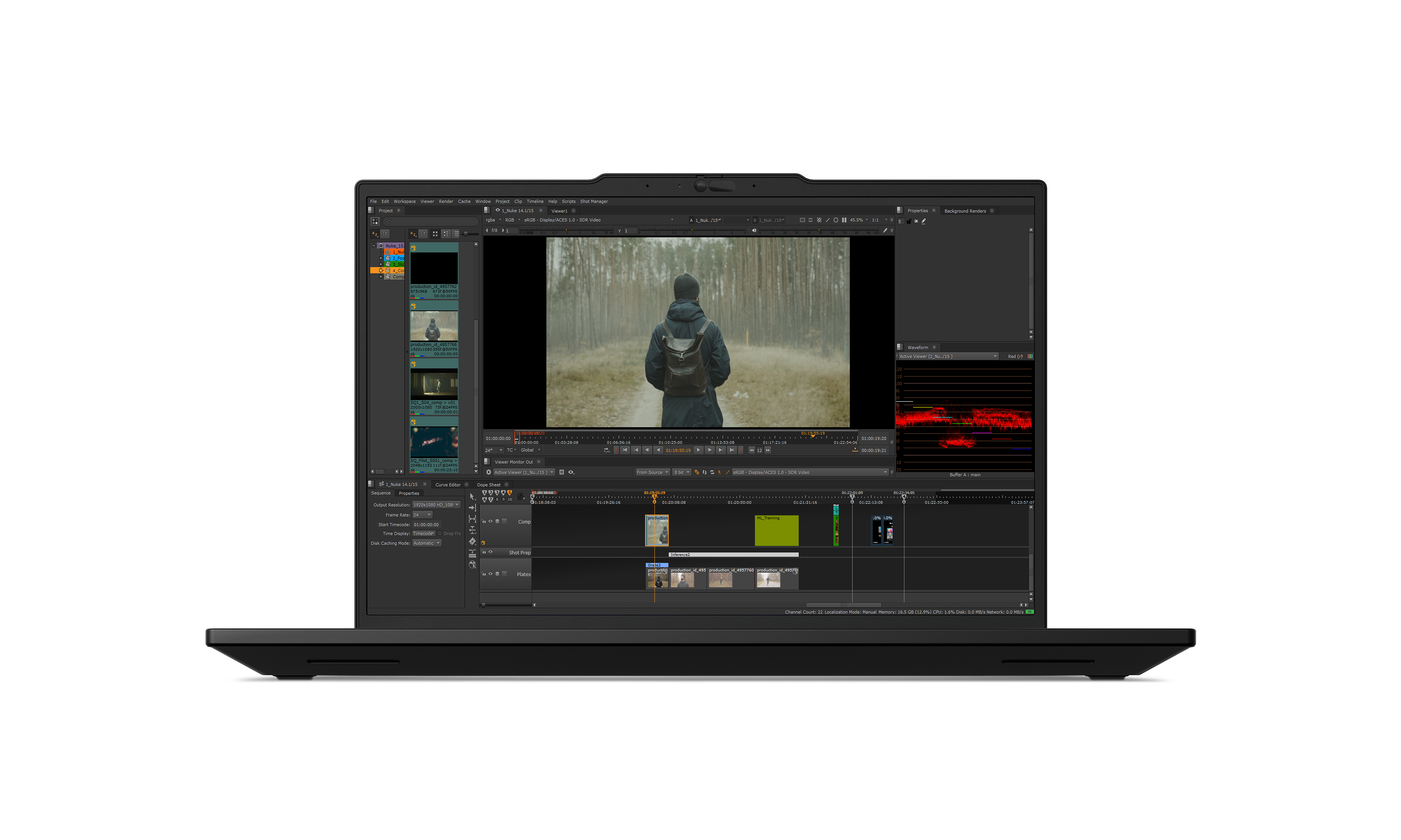 Laptop mit Videoschnittsoftware. Eine Person mit Rucksack geht auf einem Pfad im Wald.