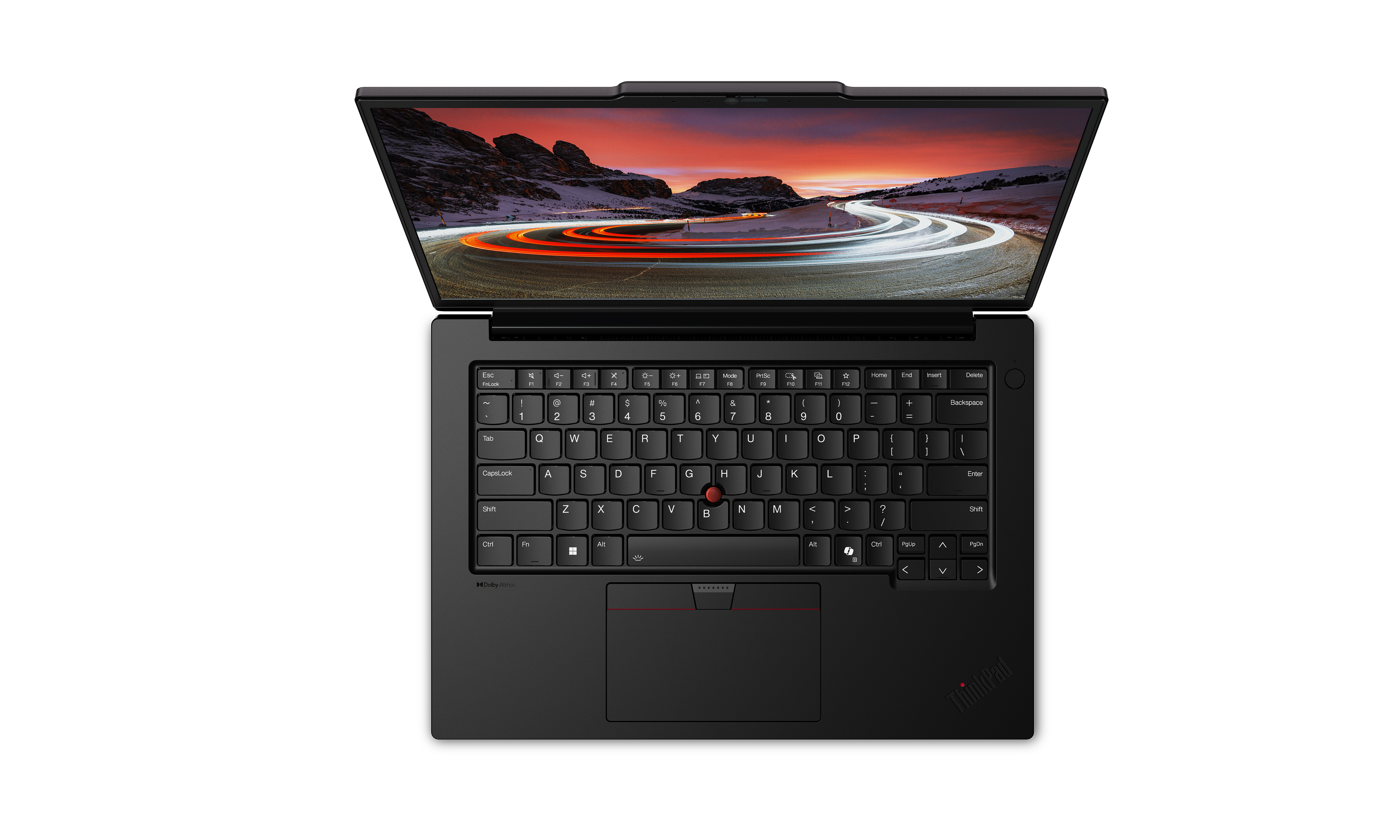 Schwarzer Laptop auf weißer Oberfläche geöffnet. Der Bildschirm zeigt eine Straße bei Sonnenuntergang.