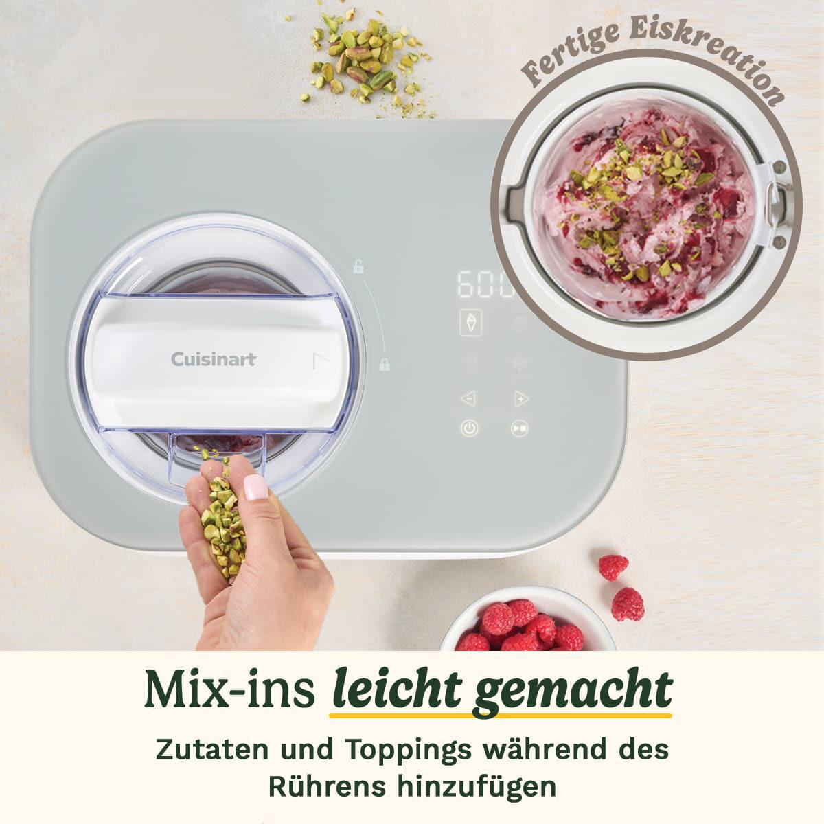 Eine Eismaschine mit rosa Eis, Pistazien und Himbeeren. Eine Hand fügt Pistazien hinzu. Der Text lautet 'Mix-ins leicht gemacht'.