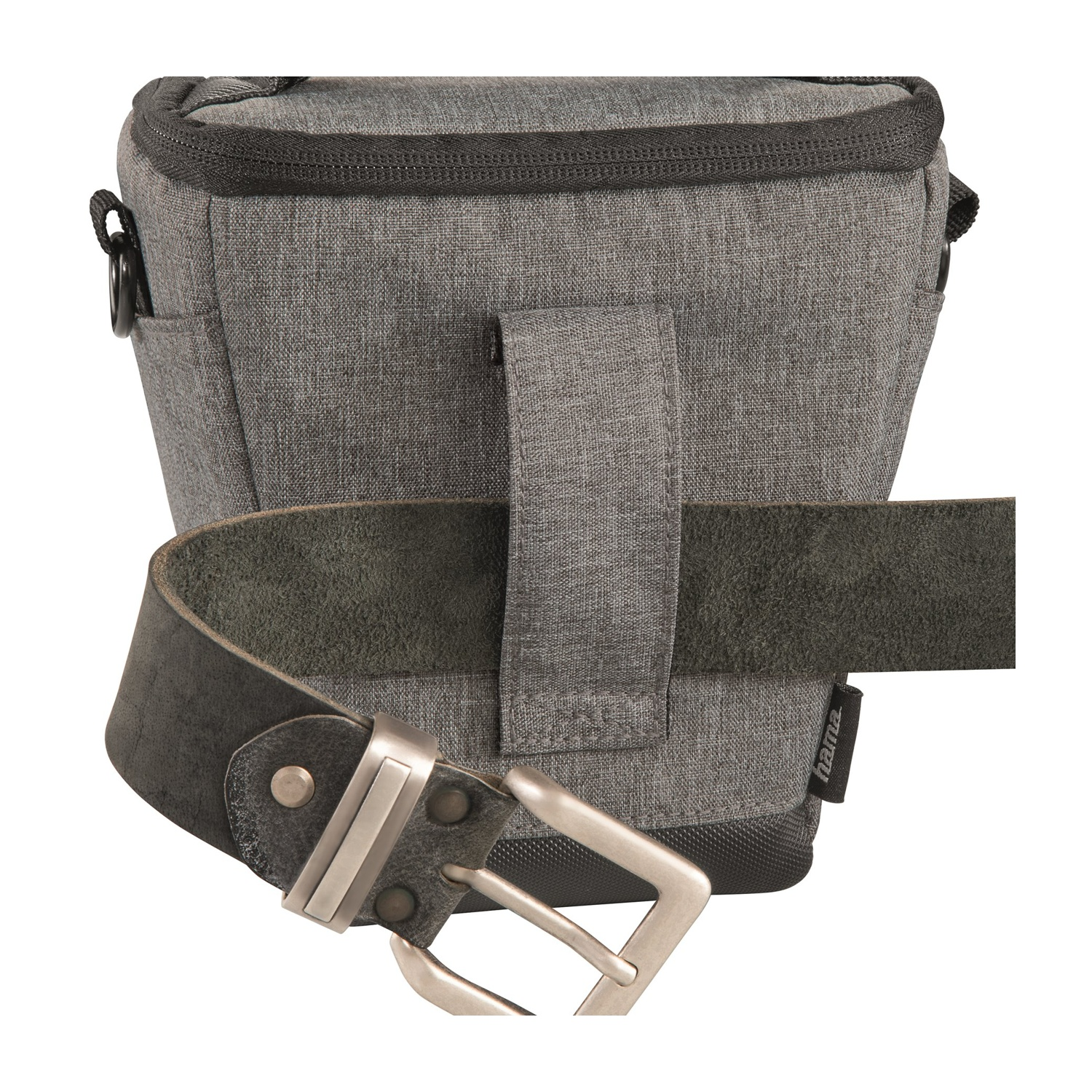 Una borsa grigia per fotocamera con cintura nera e fibbia argentata. La borsa ha una parte superiore nera e una piccola tasca laterale.