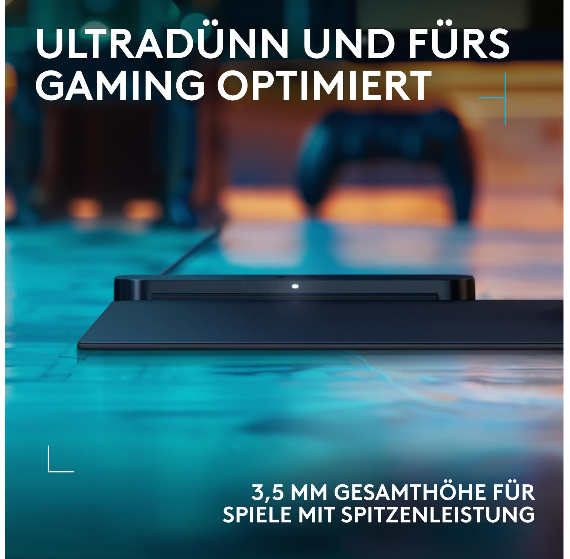 Un dispositivo nero su una superficie blu con testo ottimizzato per il gaming e un controller sullo sfondo.