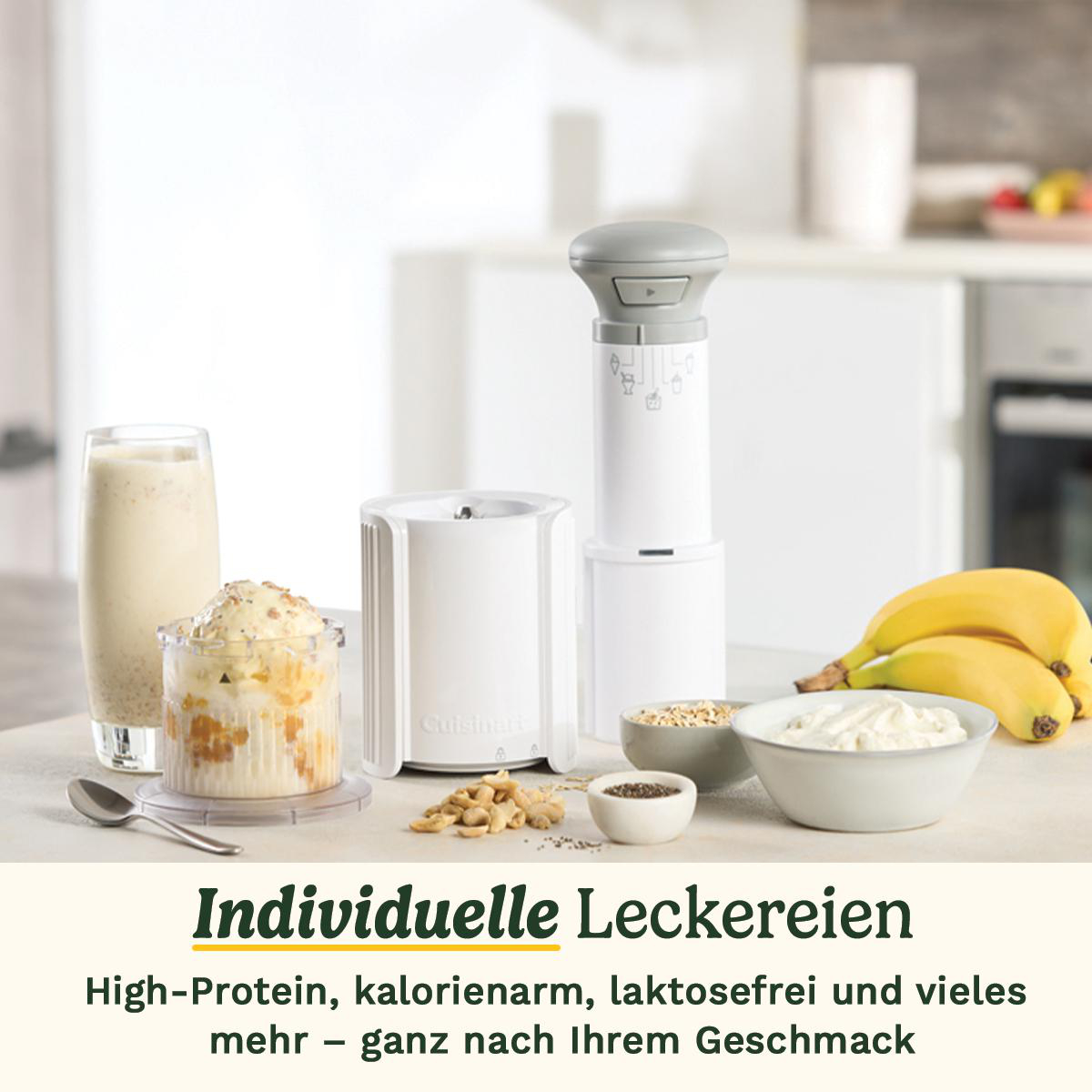 Ein weißer Mixer, ein Glas Smoothie, eine Schüssel mit Essen und Bananen stehen auf einem Tisch. Text: 'Individuelle Leckereien'.