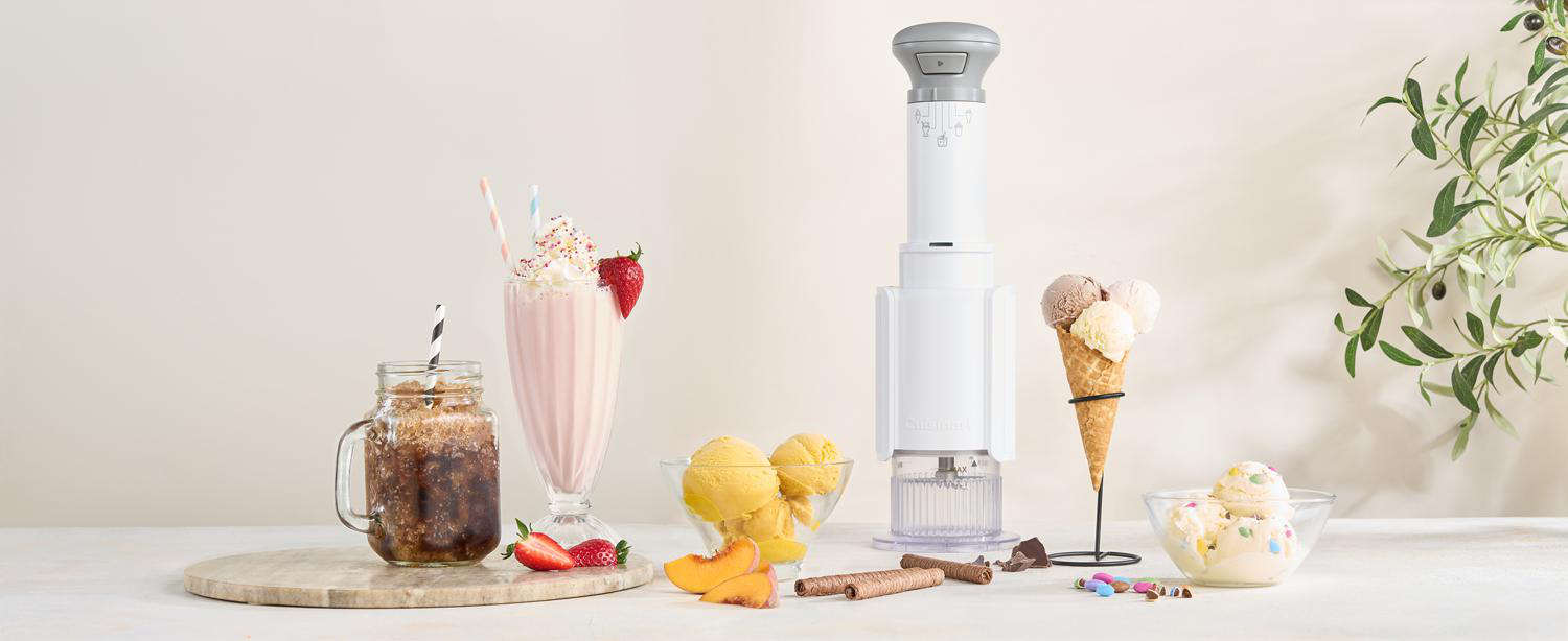 Eine Eismaschine mit Milchshake, Eis und Toppings. Eine Vielzahl von Eistüten und Geschmacksrichtungen sind ebenfalls vorhanden.
