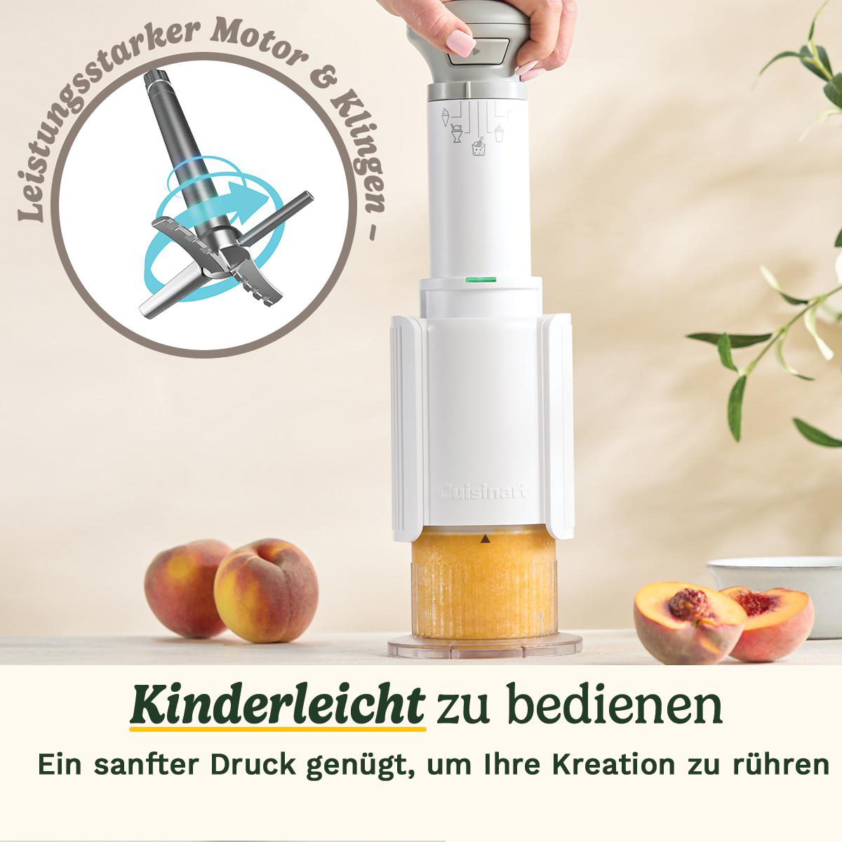 Eine Hand hält einen weißen Cuisinart-Zerkleinerer über pürierten Pfirsichen. Ein Diagramm zeigt Motor und Klingen.