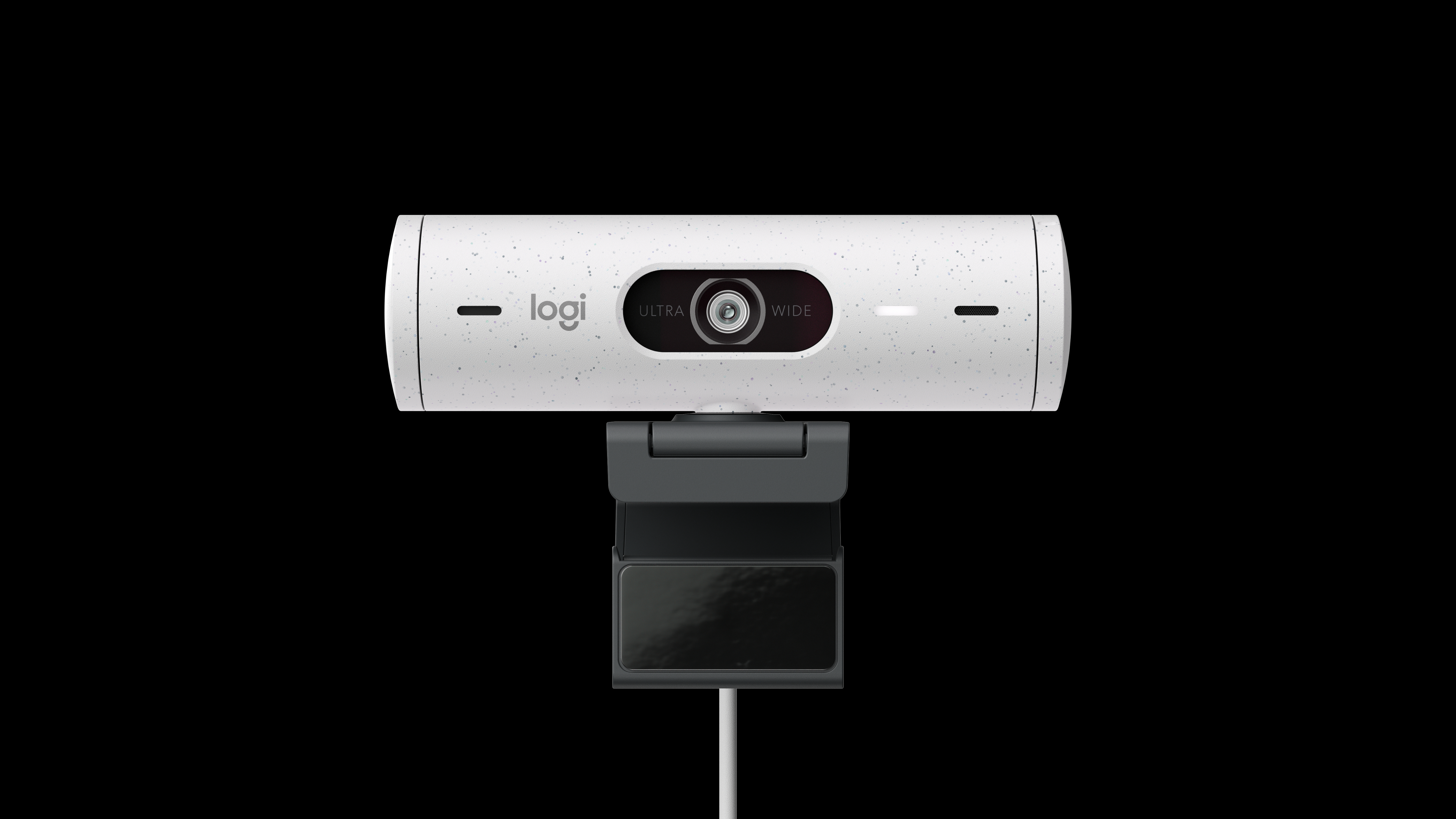 Eine weiße Logitech-Webcam mit schwarzer Halterung ist vor schwarzem Hintergrund zentriert. Auf der Webcam steht 'logi' und 'ULTRA WIDE'.