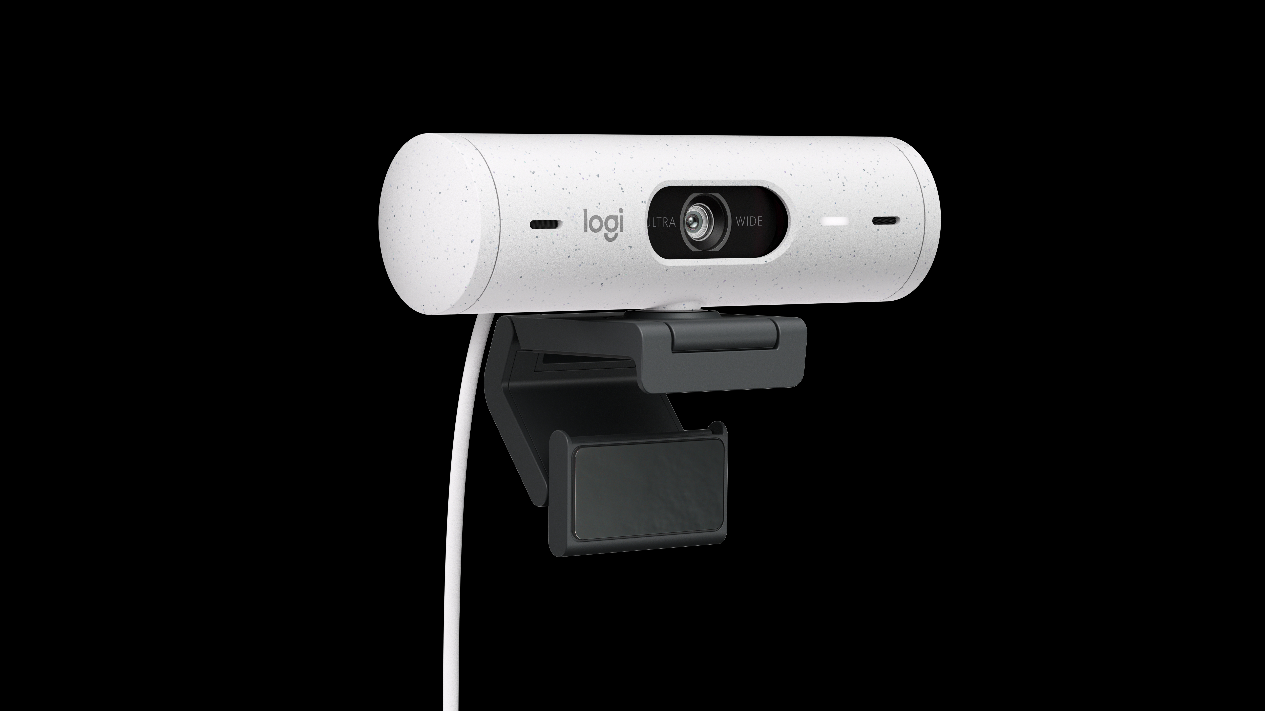 Eine weiße, gesprenkelte Webcam mit 'Logi'-Logo, 'ULTRA'- und 'WIDE'-Etiketten. Sie hat einen schwarzen Ständer und ein weißes Kabel auf schwarzem Hintergrund.