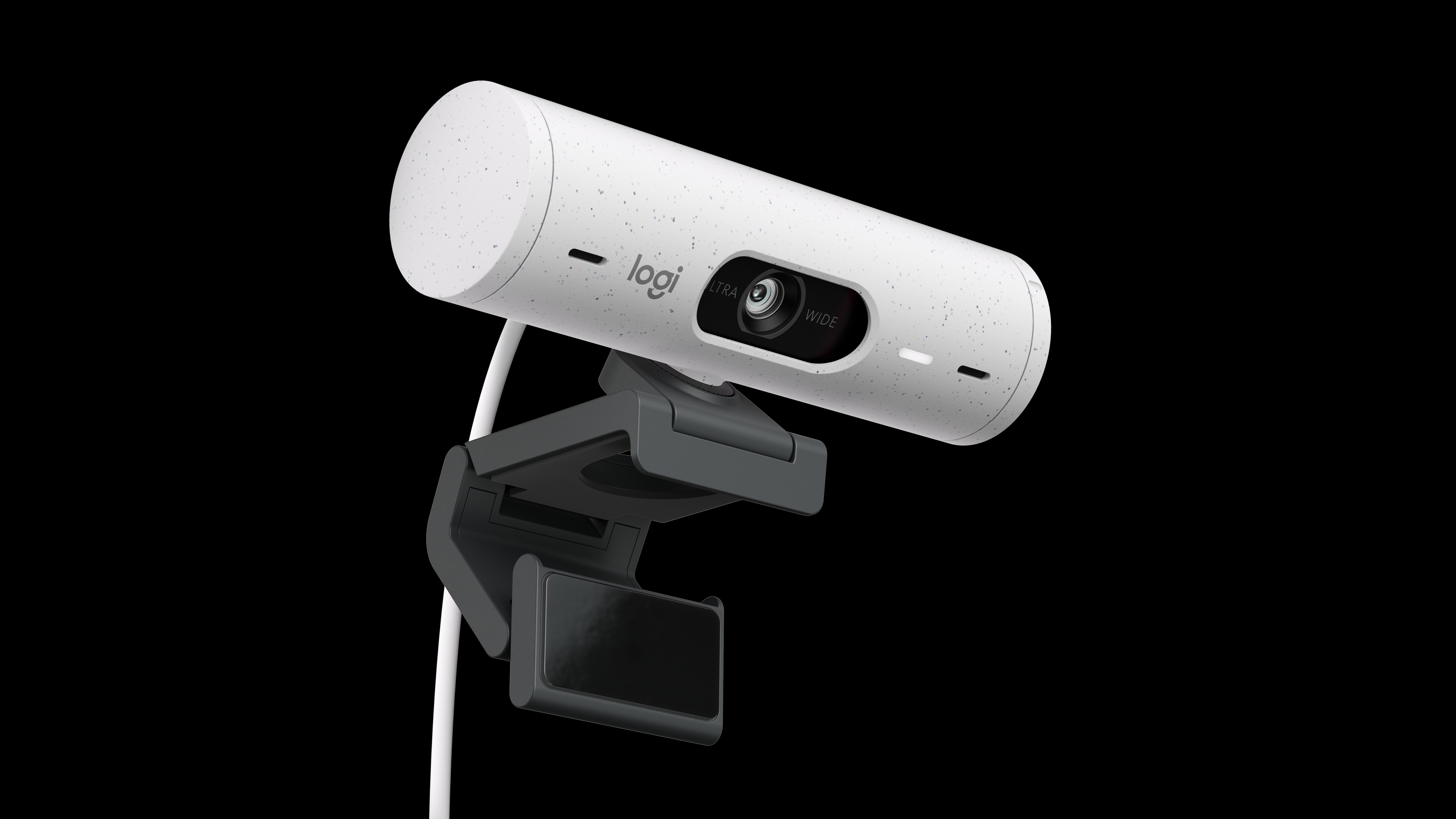 Eine weiß gesprenkelte Logitech-Webcam mit schwarzem Objektiv, montiert auf einem grauen, verstellbaren Ständer, isoliert auf schwarzem Hintergrund.