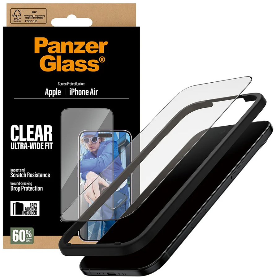 Eine PanzerGlass-Displayschutzfolienverpackung mit einem schwarzen iPhone und einer Displayschutzfolie. Der Text enthält 'CLEAR', 'iPhone Air' und '60% recyceltes Glas'.