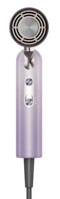Lawendowa suszarka do włosów. Ma okrągłą głowicę ze srebrnym środkiem i uchwyt z przyciskami. Ciemnoszary przewód wychodzi z podstawy.