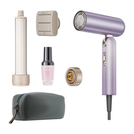 Obraz przedstawia suszarkę do włosów, akcesoria i kosmetyczkę. Suszarka jest fioletowa. Inne przedmioty są beżowe, złote i różowe.