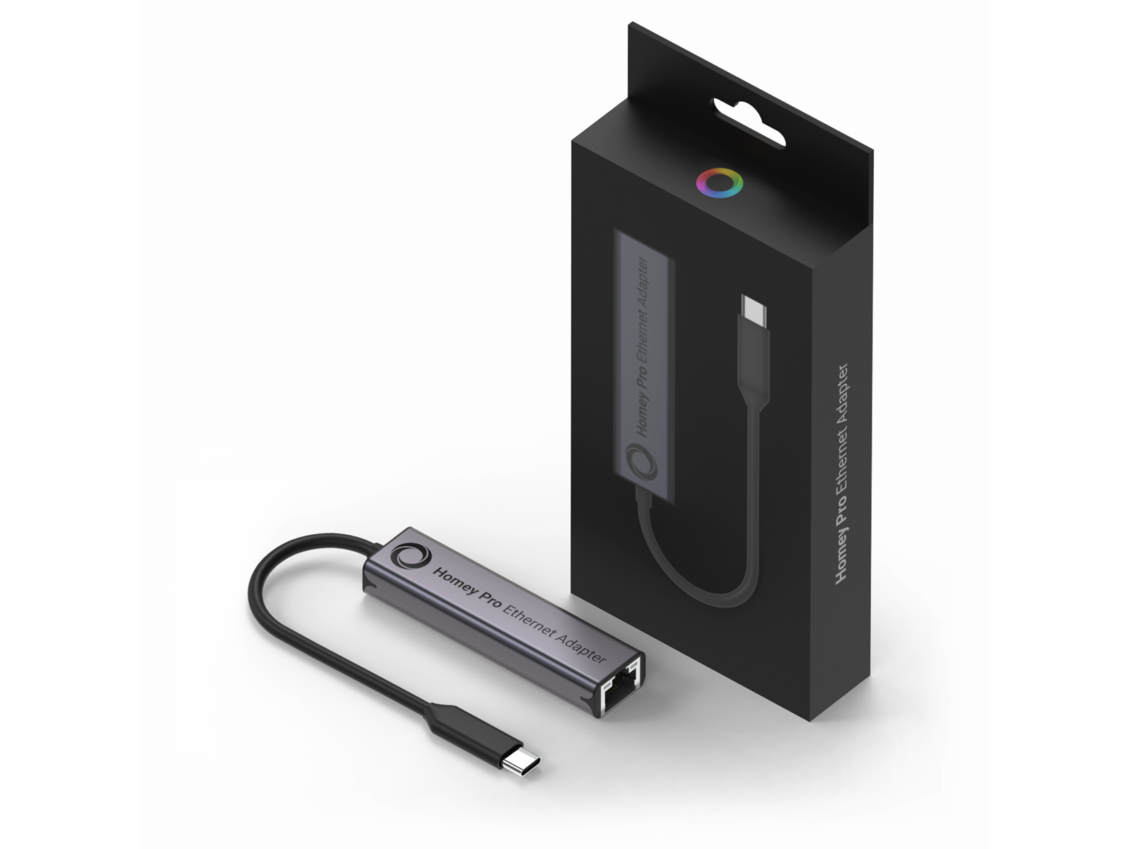 Un adaptador Ethernet Homey Pro con una caja negra. El adaptador es plateado y tiene un cable negro. La caja es negra con logo.