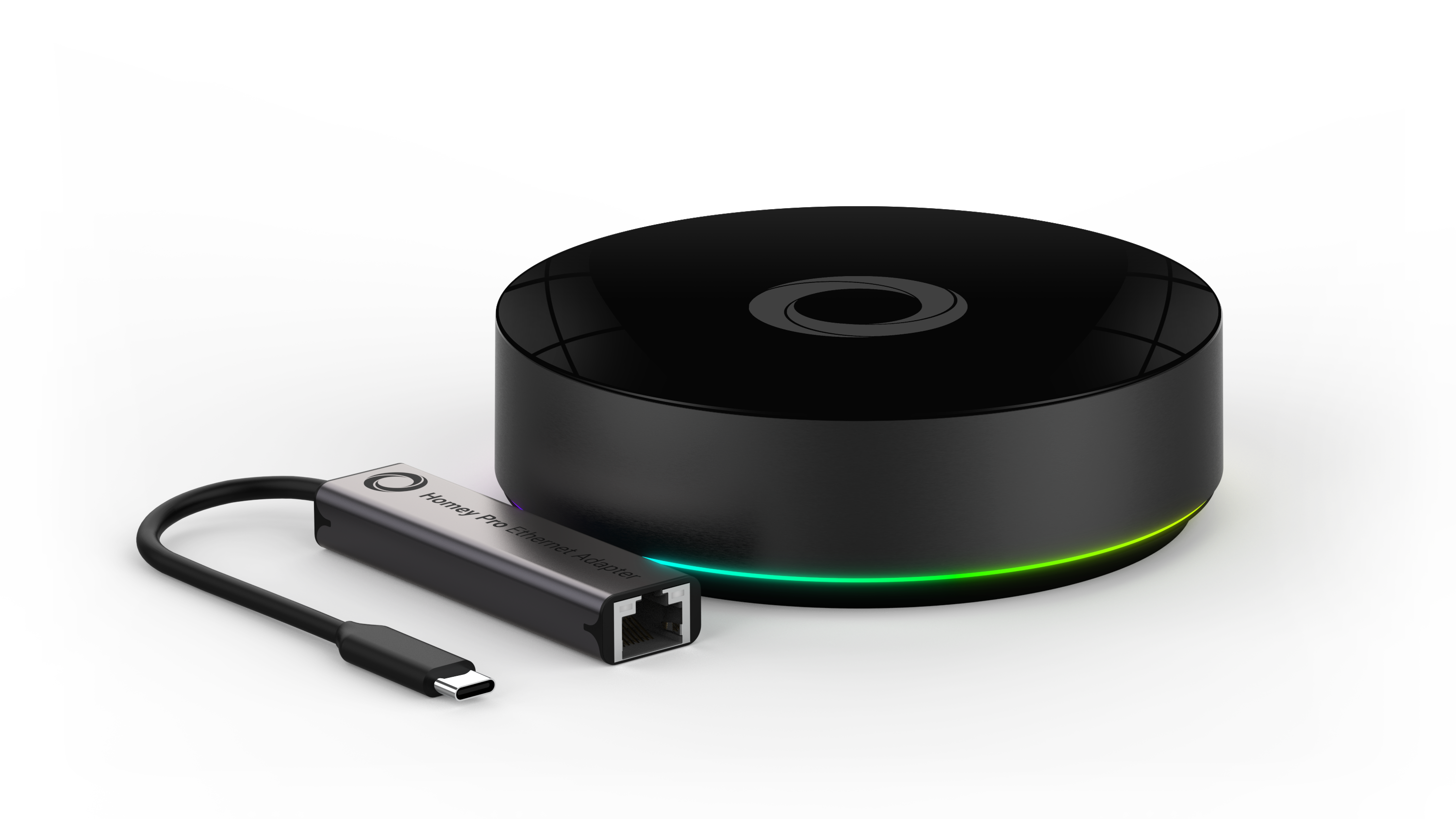Dispositivo Homey Pro negro y adaptador Ethernet. El adaptador se conecta al dispositivo. El dispositivo tiene un anillo de luz verde y azul.