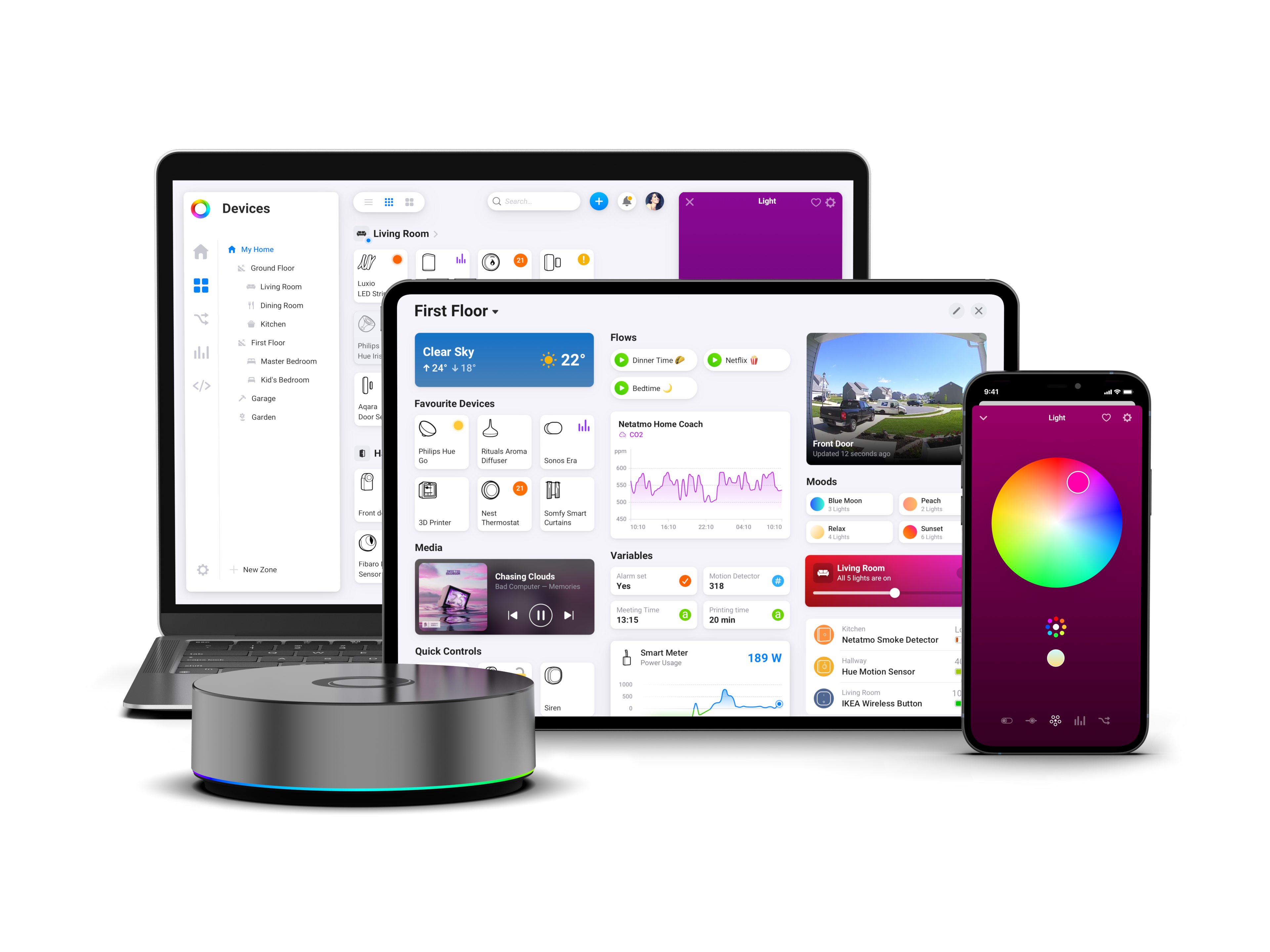 Una laptop, tableta y smartphone muestran la interfaz de hogar inteligente, con controles de dispositivos y selección de color de luz.