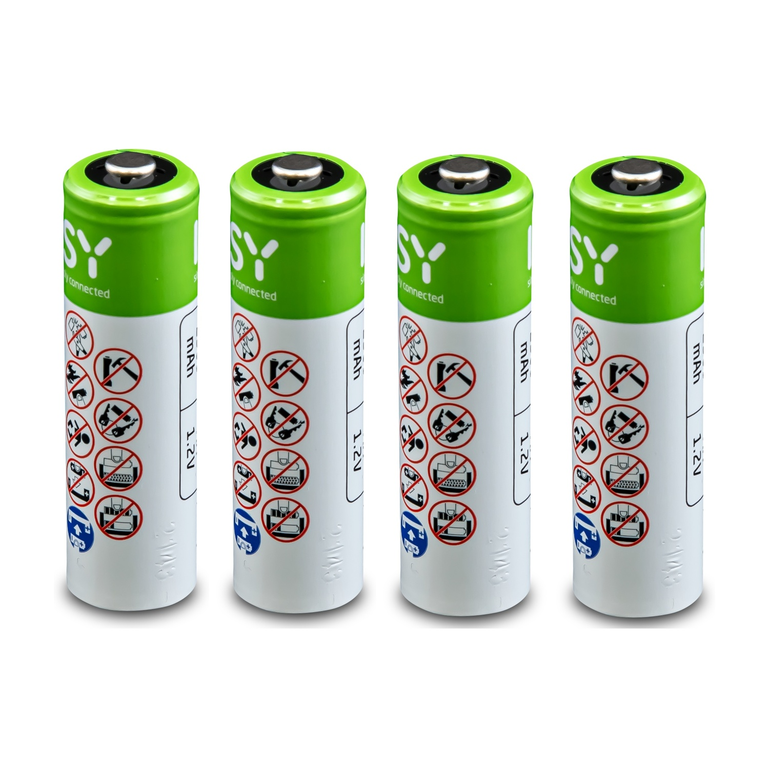 Sono visibili quattro batterie AA. Ogni batteria ha una parte superiore verde e un corpo bianco con avvertenze e specifiche. Lo sfondo è bianco.