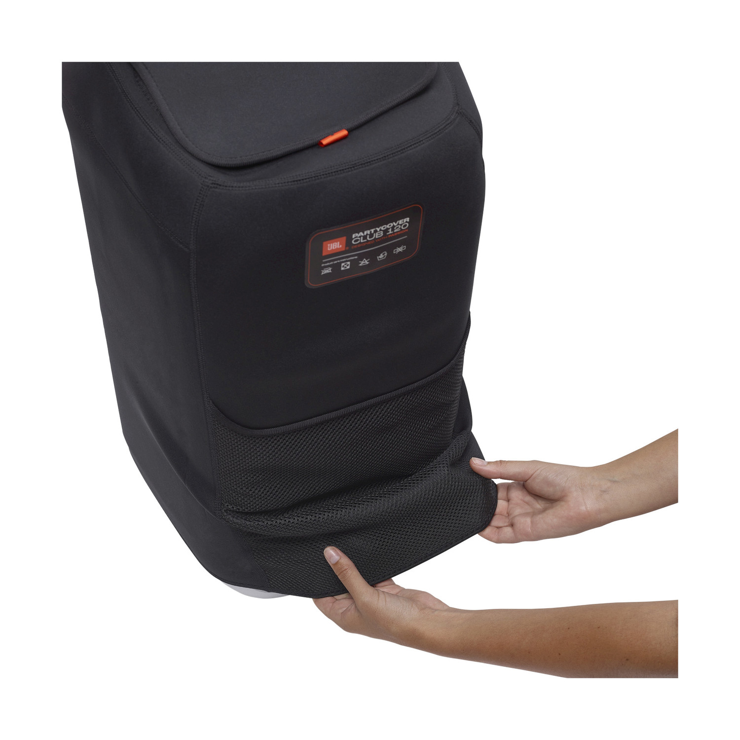 Una custodia nera per altoparlanti JBL. Le mani di una persona tengono la tasca inferiore in rete della custodia. La custodia è su sfondo bianco.